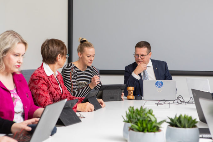 Nokian kaupunginhallitus kuvattuna kaupunginhallituksen kokoushuoneessa..