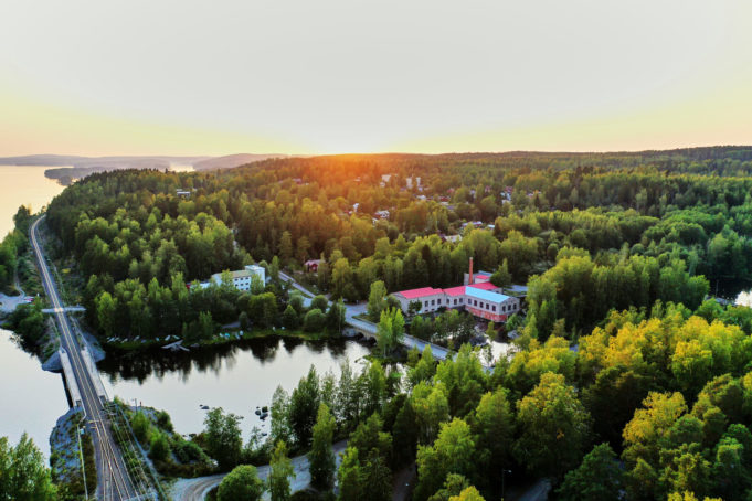 Siuronkoski, vasemmalla rautatie. Auringonlasku.