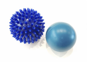 Kaksi pientä sinistä palloa, joista toisessa nystyröitä.