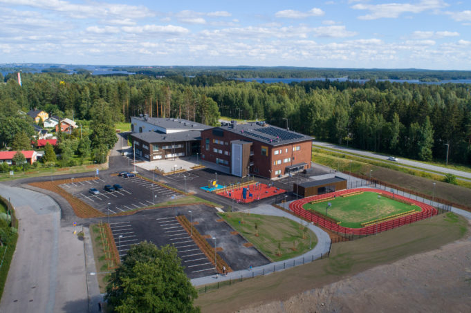 Emäkosken koulun piha-alue ilmasta kuvattuna.