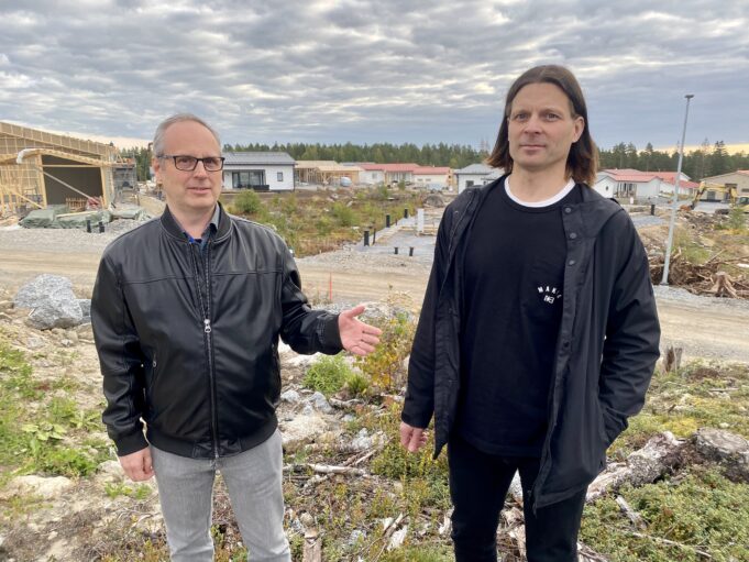 Nokian kaupungin tontti-insinööri Arto Heikkinen (vas.) ja tonttipäällikkö Harri Järvenpää Harjuniityssä.