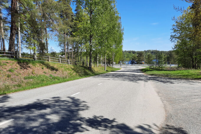 Pirkkalaistie päättyy Nokianvaltatien risteykseen, jonka takana näkyy Vihnusjärvi.