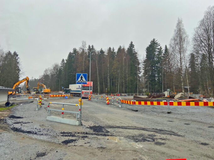 Rounionkadun työmaalla työskentelee monia kaivureita ja tie on kaivettu auki.