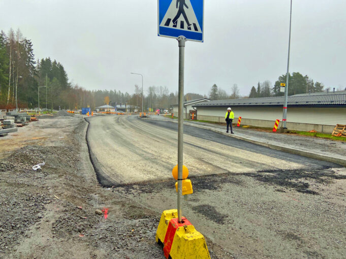 Osa Rounionkadusta on asfaltoitu, mutta kevyen liikenteen väylät ovat vielä sorapinnalla.