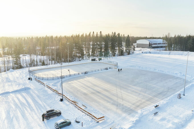 Harjuniityn koulun ja liikuntahallin vieressä on kaukalo ja kaksi luistelukenttää.