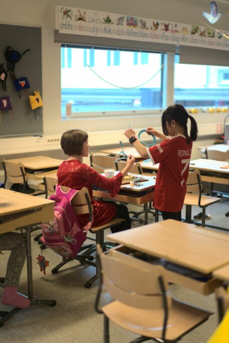 Lapset askartelevat keskenään.