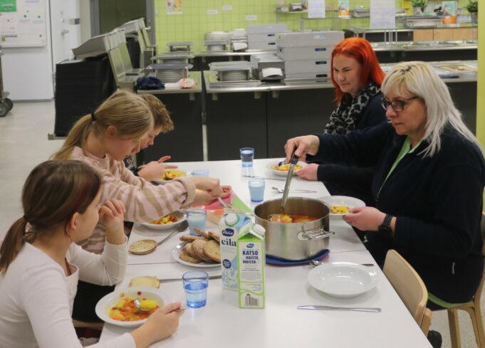 Kuvassa Linnea, Lotta, Samuel, Ulla ja Minna maistavat broileri-paprikakeittoa.