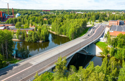 Ylhäätä otettu kuva, jossa silta kulkee Nokianvirran yli kohti keskustaa. Ympärillä paljon puustoa.