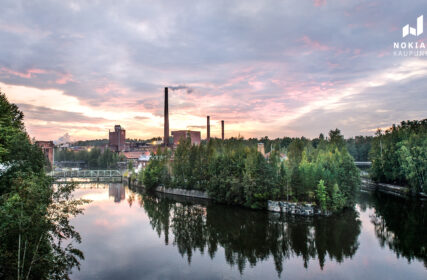 Kesäinen näkymä Emäkosken sillalta Tehdassaareen.