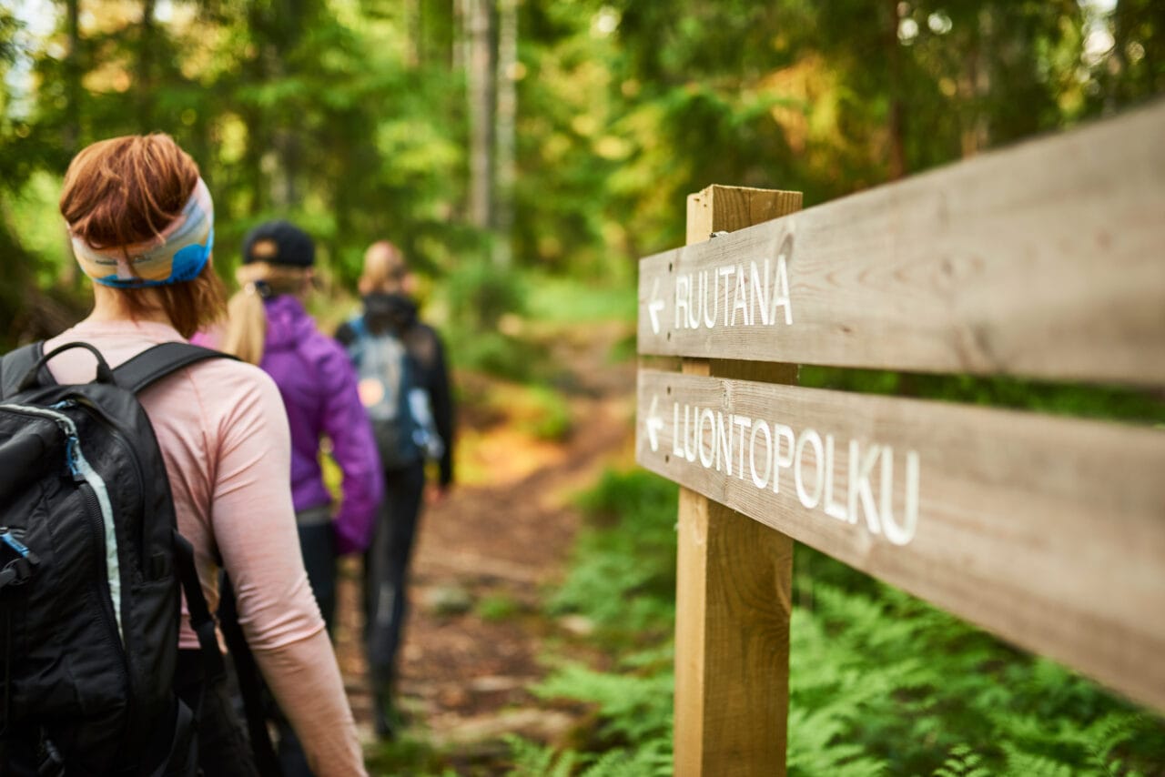 Ihmisiä kävelemässä kesällä luontopolulla