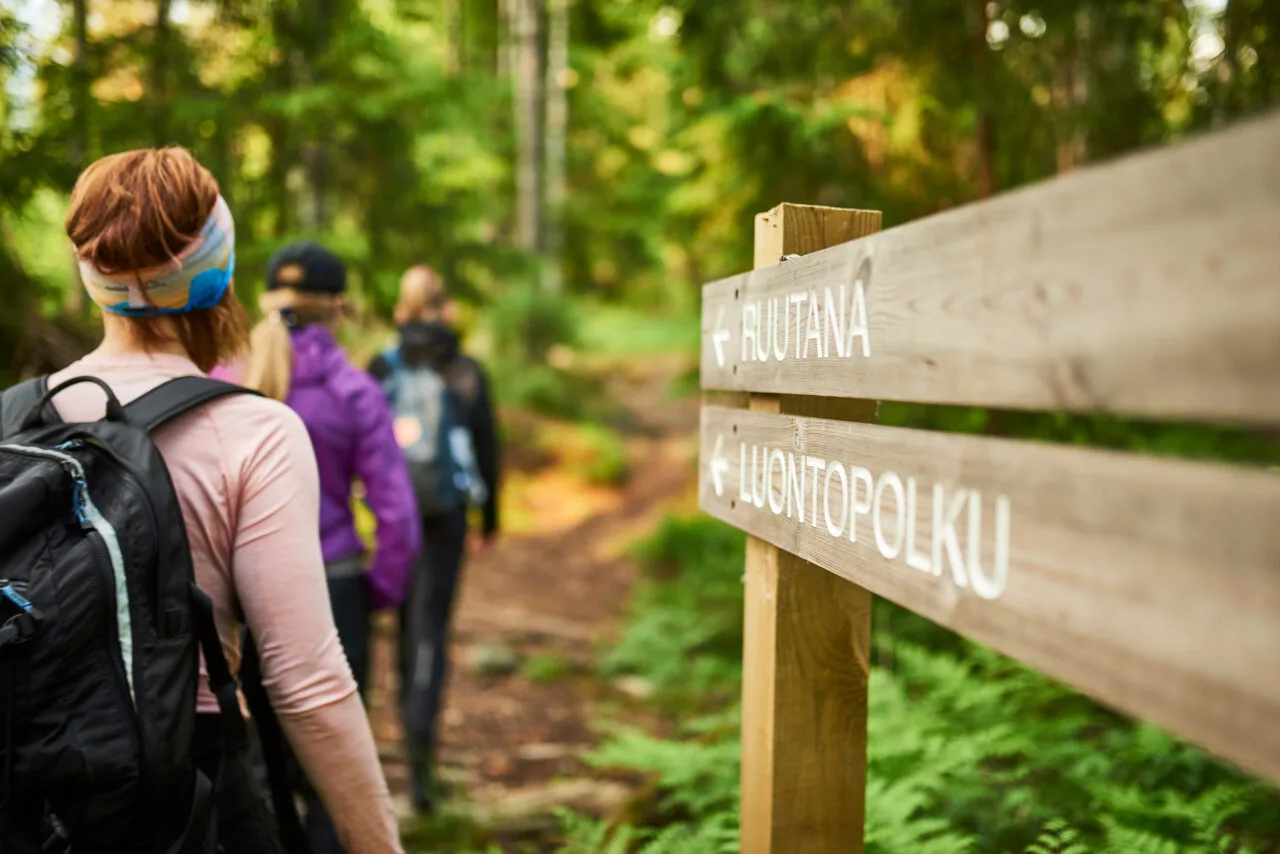 Ihmisiä kävelemässä kesällä luontopolulla